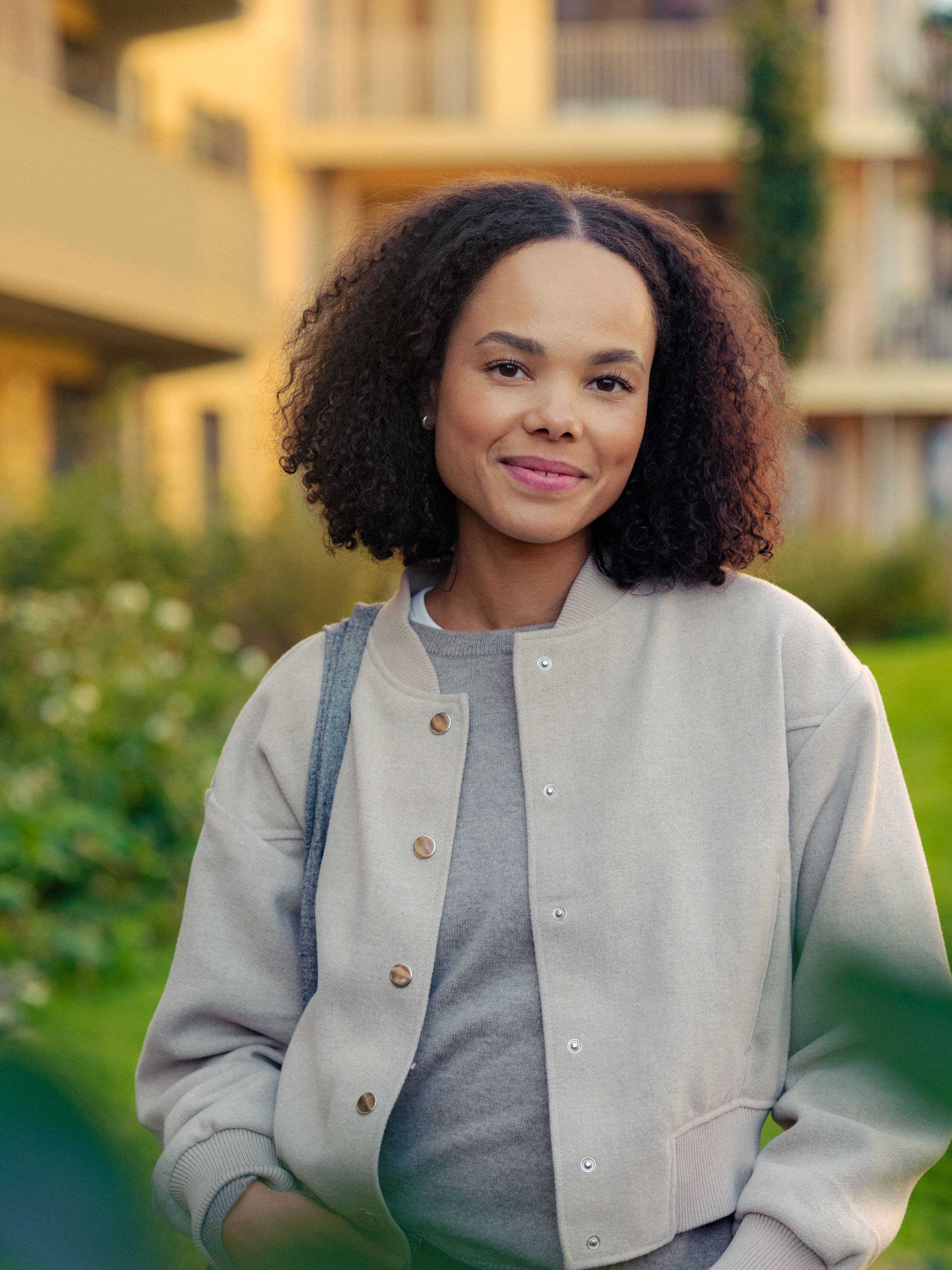 Ungt par som går tillsammans